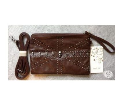 Accessoires & Bagagerie Villejuif Val-de-Marne - Photos Vivastreet Belle petite pochette cloutées avec tête de mort.