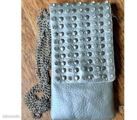Accessoires - Bagagerie Val-de-Marne Villejuif - 94800 - Photos Vivastreet Pochette clouté avec strass pour téléphone.