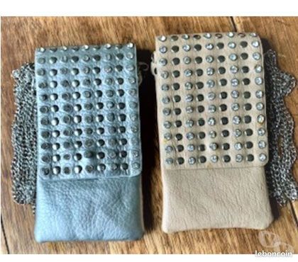Accessoires - Bagagerie Villejuif Val-de-Marne - Photos Vivastreet Pochette clouté avec strass pour téléphone.