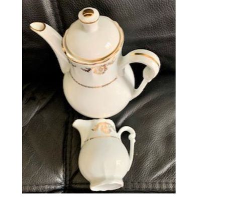 Ameublement & art de la table Val-de-Marne Villejuif - 94800 - Photos Vivastreet Cafetière+ pot de lait en porcelaine ancienne de "Berry "