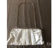 (157)-1 Pochette blanche avec chainette, marque 1-2-3