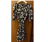 Belle robe fleurie de chez Tommy Hilfiger.
