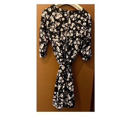 Vêtements occasion Val-de-Marne Villejuif - 94800 - Photos Vivastreet Belle robe fleurie de chez Tommy Hilfiger.