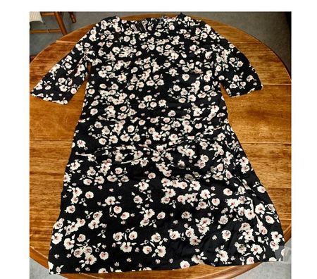 Vêtements occasion Val-de-Marne Villejuif - 94800 - Photos Vivastreet Belle robe fleurie de chez Tommy Hilfiger.