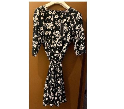 Vêtements occasion Villejuif Val-de-Marne - Photos Vivastreet Belle robe fleurie de chez Tommy Hilfiger.