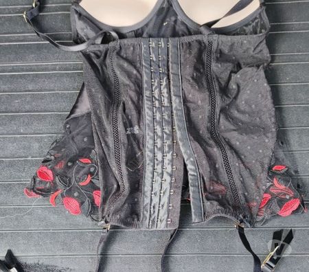 Vêtements occasion Val-d'Oise Bernes sur Oise - 95340 - Photos Vivastreet TOP : BUSTIER GUÊPIÈRE Porte Jarretelles taille 85A