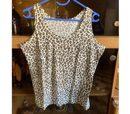 Vêtements occasion Roiffieux Ardèche - Photos Vivastreet (191)-1 débardeur sans manches, taille 46