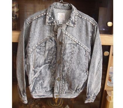 Vêtements occasion Roiffieux Ardèche - Photos Vivastreet (85)-1 Blouson garçon gris avec rivets, 100% coton, 12 ans