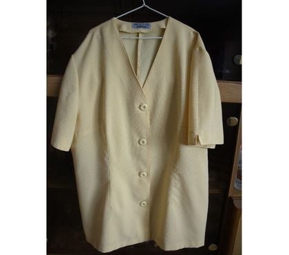 Vêtements occasion Roiffieux Ardèche - Photos Vivastreet (87)-1 Veste jaune, Marque Mikava, Taille 4
