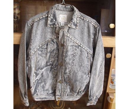 Vêtements occasion Roiffieux Ardèche - Photos Vivastreet (85)-1 Blouson garçon gris avec rivets, 100% coton, 12 ans