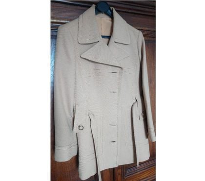 Vêtements occasion La Courneuve Seine-Saint-Denis - Photos Vivastreet Magnifique manteau court classique