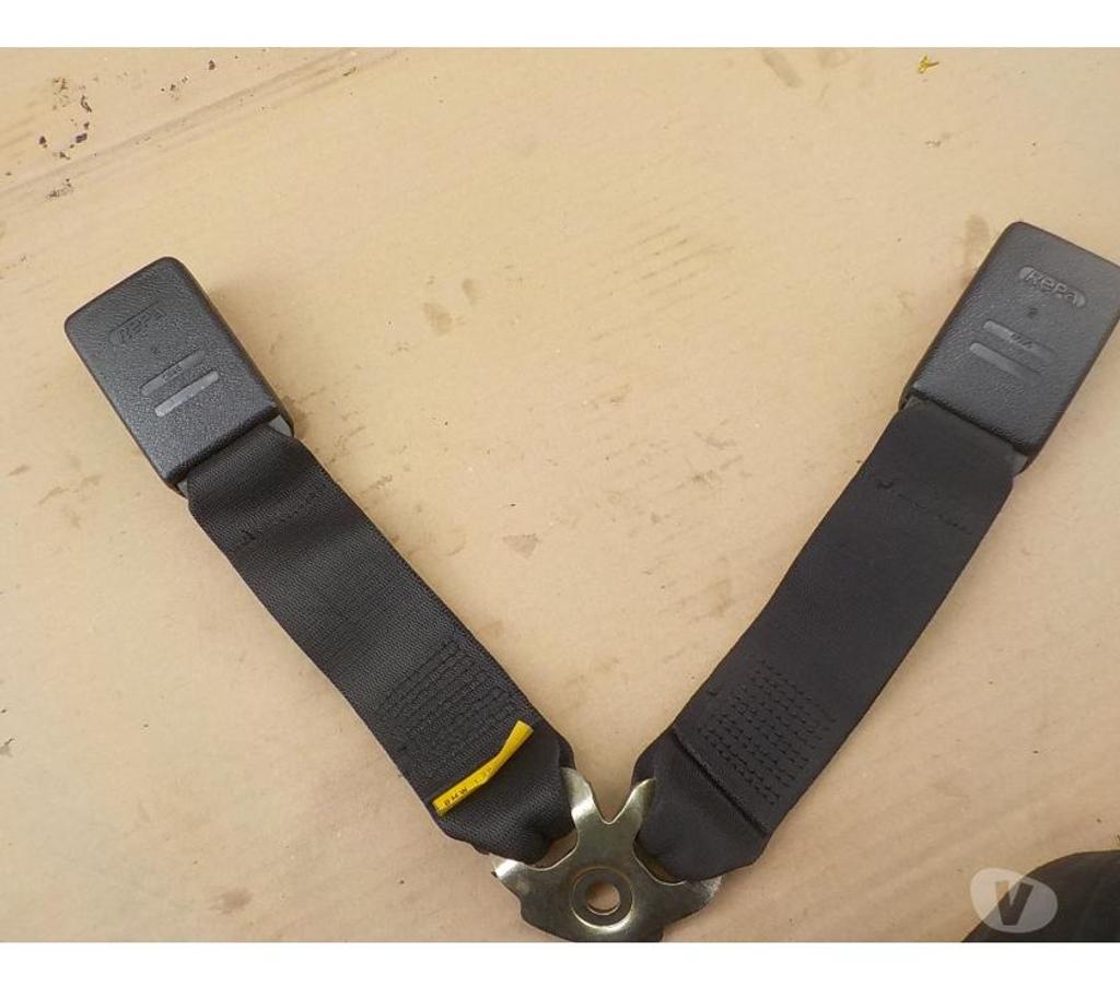 Pièces et services auto Pyrénées-Orientales Perpignan - Photos Vivastreet 2 clips accroche ceinture arriere bmw e28 et bmw e30