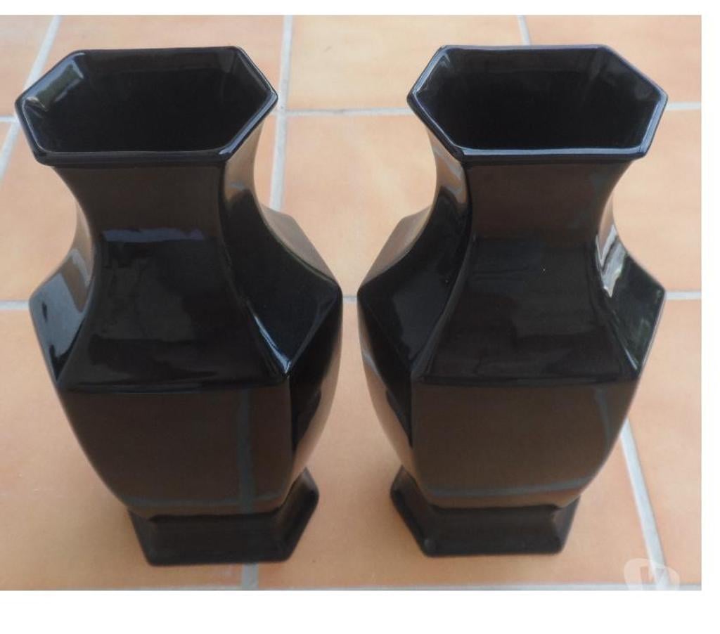 Décoration - art Hérault Castries - 34160 - Photos Vivastreet 2 Vases hexagonaux neufs noirs vintage AN 70 en céramique 