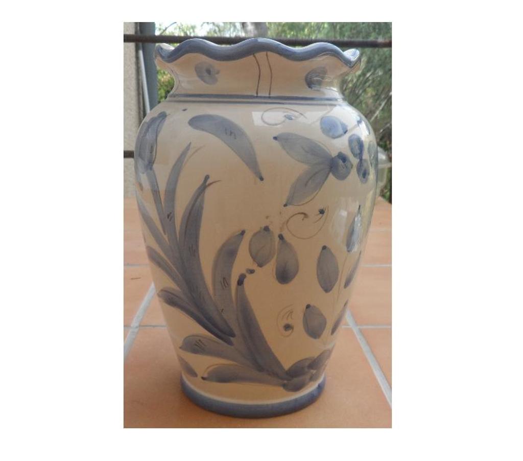 Décoration - art Hérault Castries - 34160 - Photos Vivastreet Vase beige décoré de fleurs bleues neuf AN 70 gravé 766-C