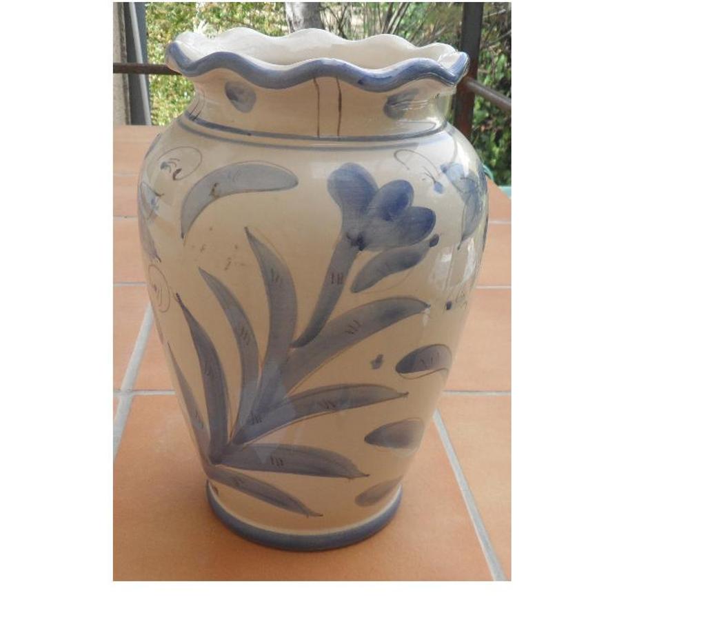 Décoration - art Hérault Castries - 34160 - Photos Vivastreet Vase beige décoré de fleurs bleues neuf AN 70 gravé 766-C