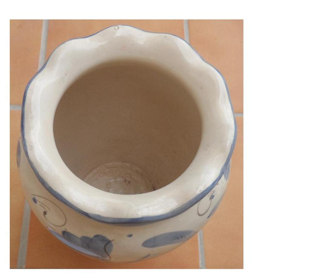 Décoration - art Hérault Castries - 34160 - Photos Vivastreet Vase beige décoré de fleurs bleues neuf AN 70 gravé 766-C