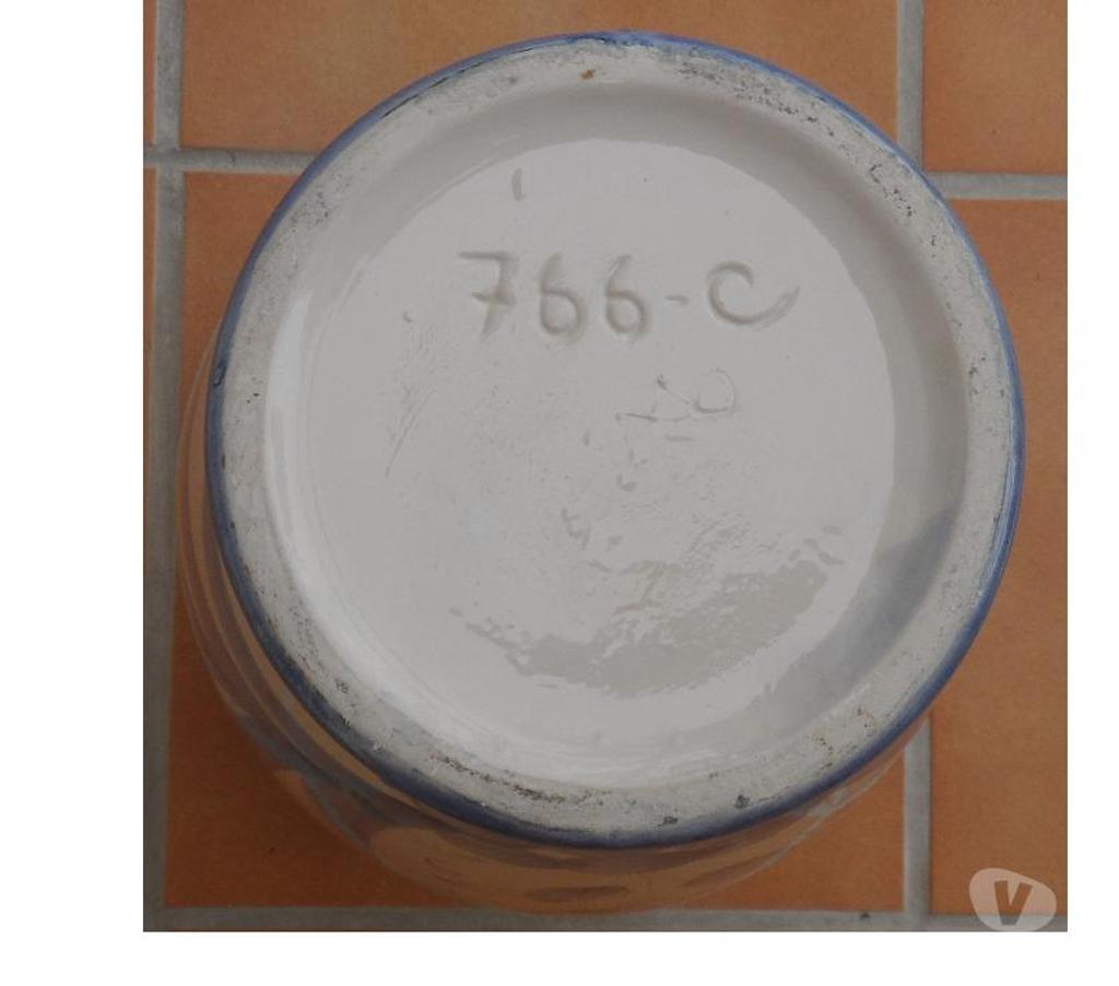 Décoration - art Hérault Castries - 34160 - Photos Vivastreet Vase beige décoré de fleurs bleues neuf AN 70 gravé 766-C