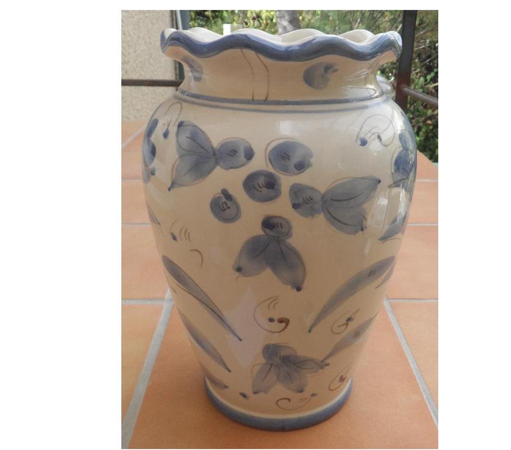 Décoration - art Hérault Castries - 34160 - Photos Vivastreet Vase beige décoré de fleurs bleues neuf AN 70 gravé 766-C