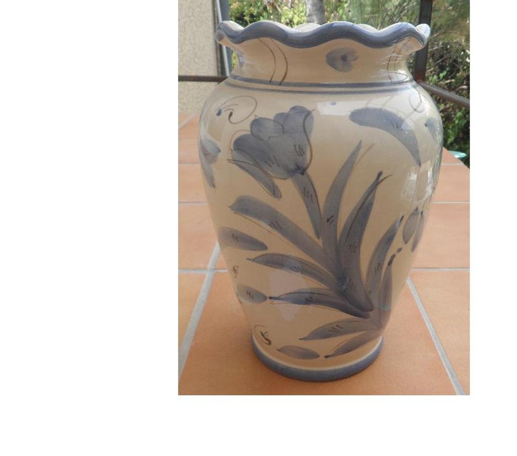 Décoration - art Hérault Castries - 34160 - Photos Vivastreet Vase beige décoré de fleurs bleues neuf AN 70 gravé 766-C
