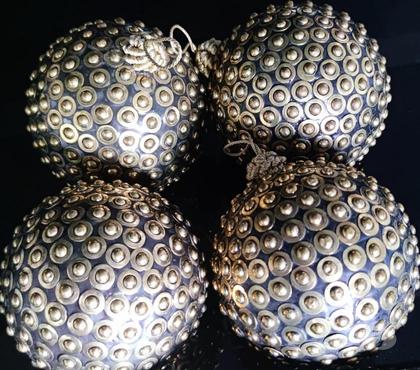 Décoration - art Bernes sur Oise Val-d'Oise - Photos Vivastreet Vintage : Lot De 4 Boules Métal Bicolore A Suspendre