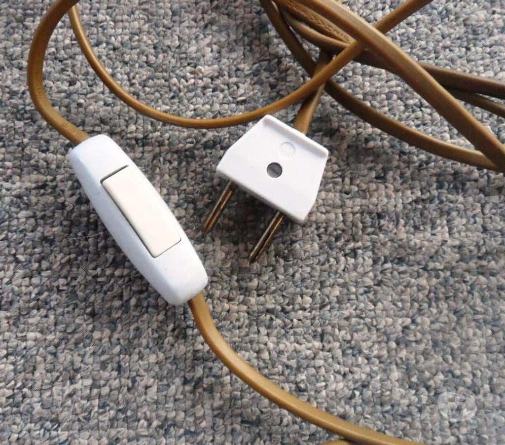 Décoration - art Hérault Castries - 34160 - Photos Vivastreet Lampe en bronze des AN 50 fil longueur 5 mètres L’ensemble 