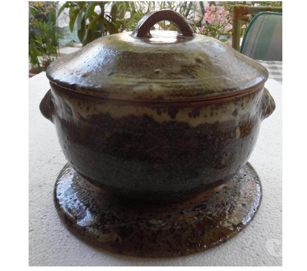 Décoration - art Hérault Castries - 34160 - Photos Vivastreet Soupière ancienne en grés signée mayo Hauteur 13 centimètres