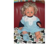 Poupée Bella 50 cm habillée robe bleue et ferme les yeux