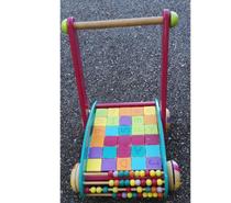 Chariot de cubes en bois