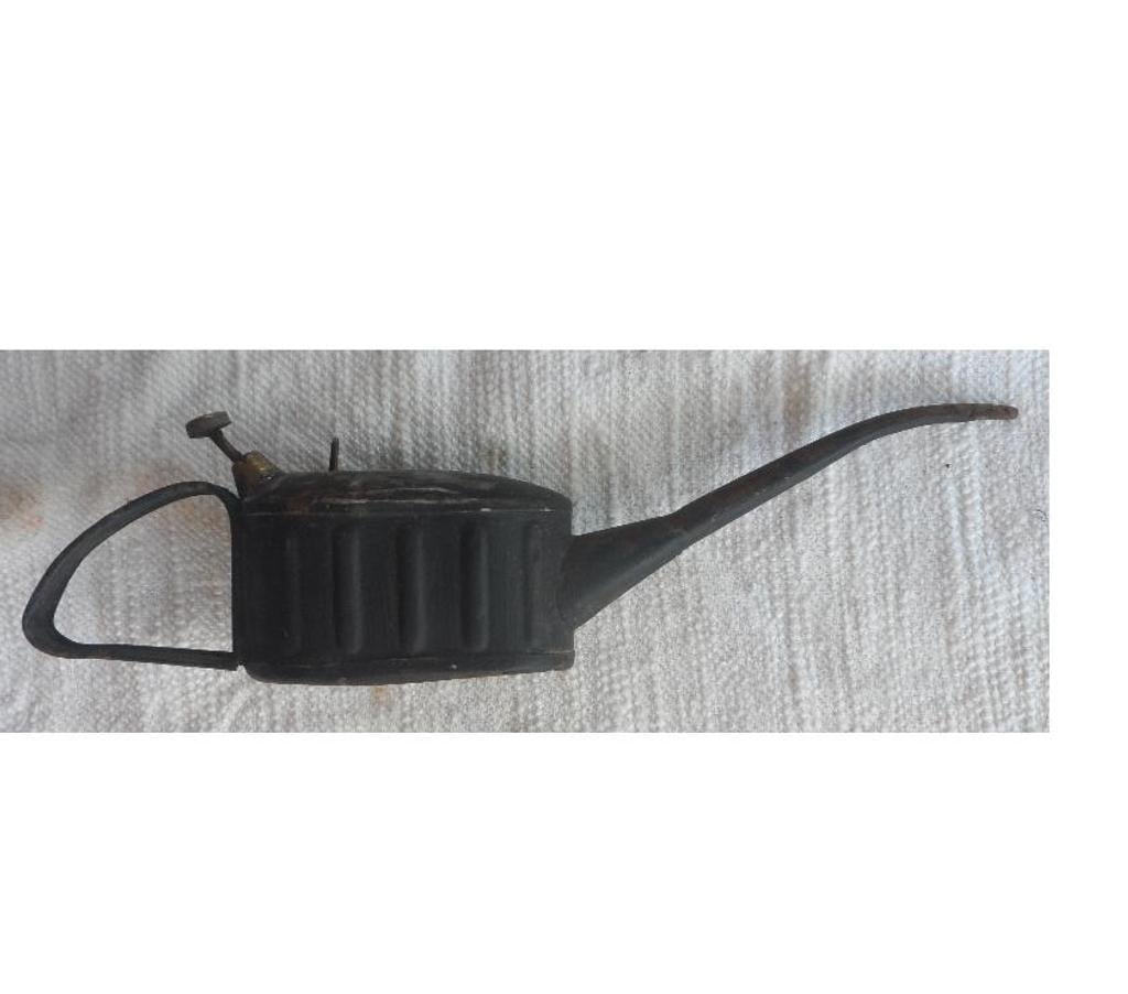 Décoration - art Hérault Castries - 34160 - Photos Vivastreet Ancienne Burette Huile métal MANUFRANCE Saint Étienne La Fra