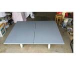 TABLE BASSE ARTISANALE AVEC DEUX VOLETS .