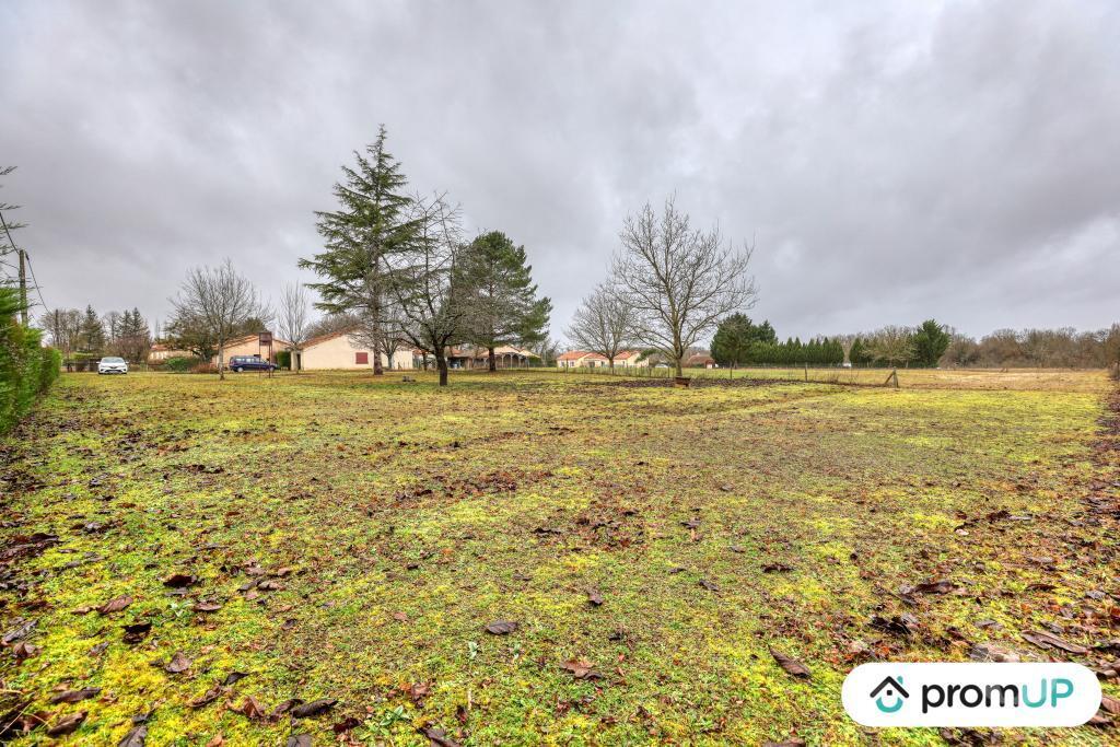 Terrain à vendre Vienne Montmorillon - 86500 - Photos Vivastreet (VT1163) Grand terrain constructible à Montmorillon (86, Vienne)