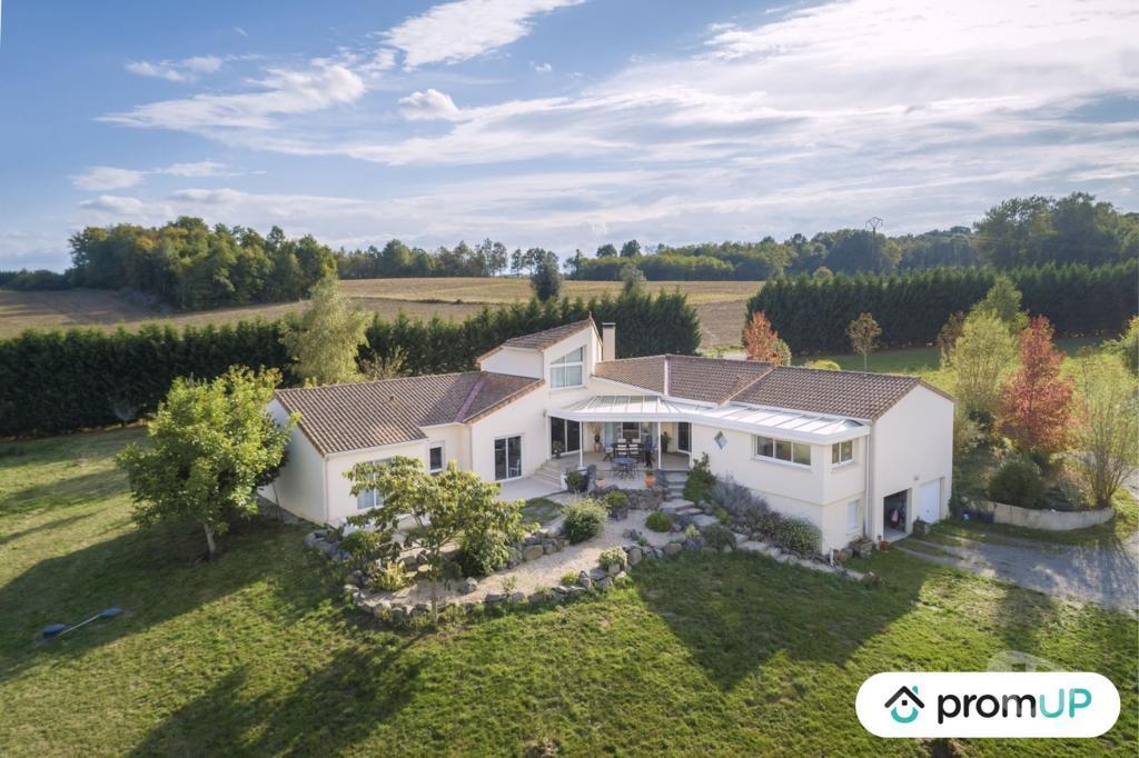 Vente Maison Charente Montemboeuf - 16310 - Photos Vivastreet (VM2476) Belle maison 13 pièces de 284 m² avec panneaux solaires