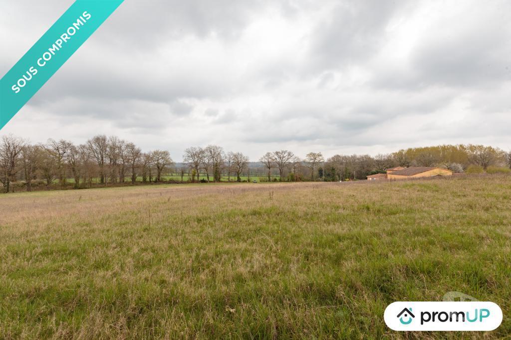 Terrain à vendre Charente Confolens - 16500 - Photos Vivastreet (VT1207) Grand terrain plat à Confolens en Charente, une cité...
