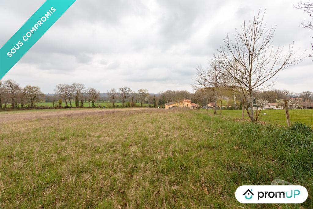 Terrain à vendre Charente Confolens - 16500 - Photos Vivastreet (VT1207) Grand terrain plat à Confolens en Charente, une cité...