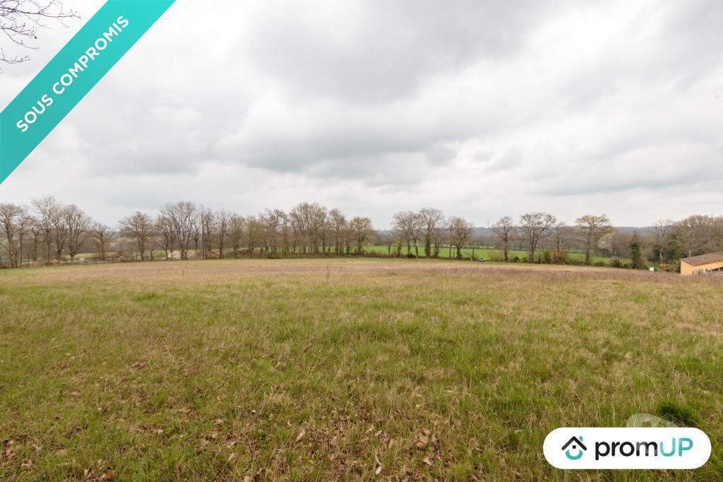 Terrain à vendre Charente Confolens - 16500 - Photos Vivastreet (VT1207) Grand terrain plat à Confolens en Charente, une cité...