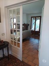 Maison avec sous-sol dans un parc arboré avec piscine, à deux