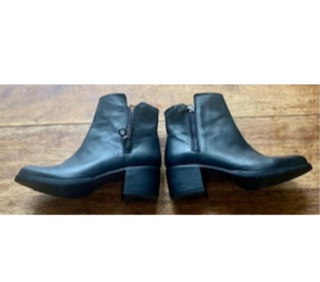 Chaussures Val-de-Marne Villejuif - 94800 - Photos Vivastreet Boots noire pour femme style classique (Seboy's Italienne.)