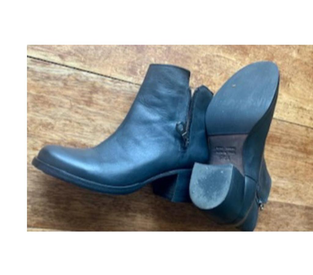 Chaussures Val-de-Marne Villejuif - 94800 - Photos Vivastreet Boots noire pour femme style classique (Seboy's Italienne.)