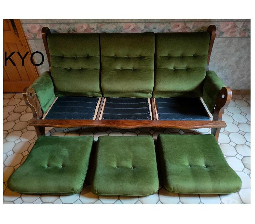 Ameublement & art de la table Jura Foncine le Haut - 39460 - Photos Vivastreet Canapé droit fixe 3 places, accoudoirs, 194cm velours vert