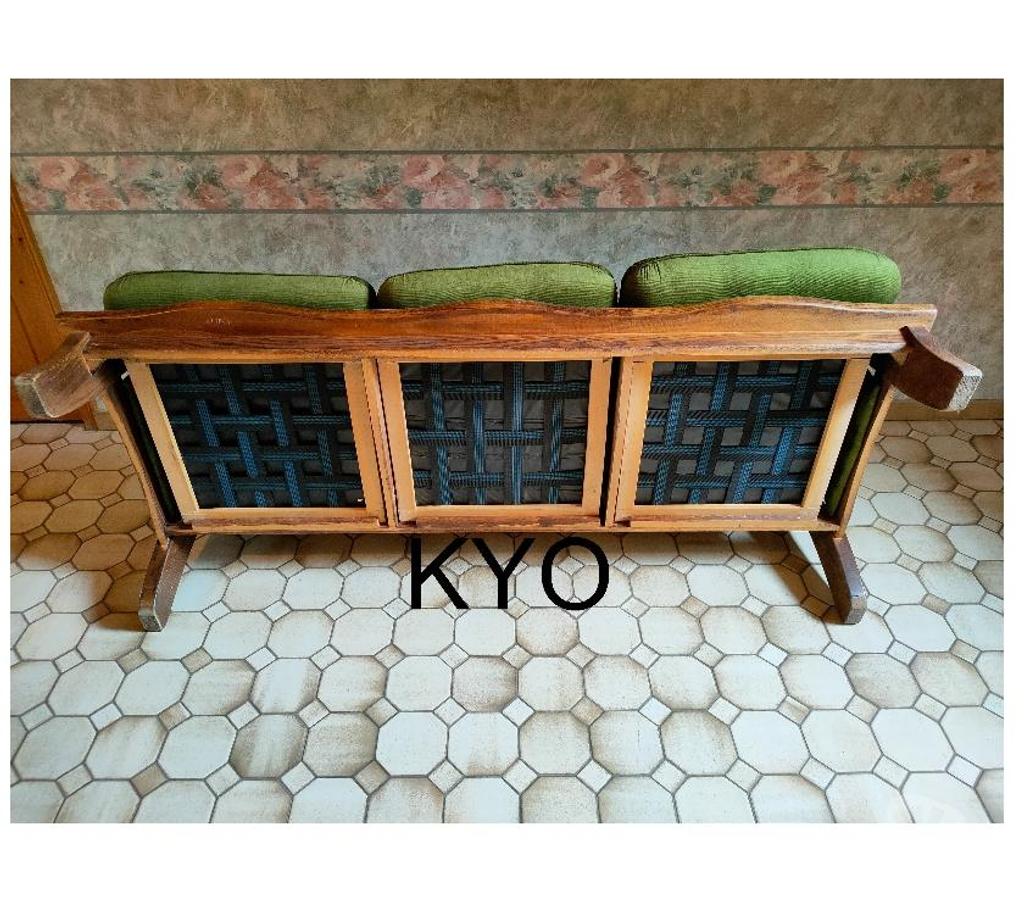 Ameublement & art de la table Jura Foncine le Haut - 39460 - Photos Vivastreet Canapé droit fixe 3 places, accoudoirs, 194cm velours vert