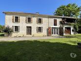 Maison de caractere dans joli hameau avec jardin et piscine