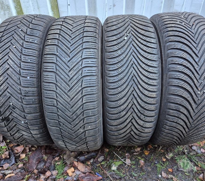 Pièces et services auto Loire St Etienne - Photos Vivastreet 4 roues neige 205 55 16 91H Renault Mégane 3 Michelin + cap