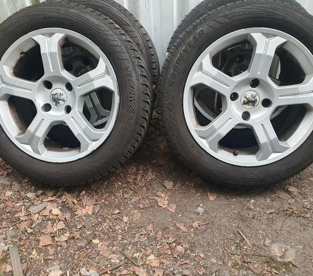Pièces et services auto Loire St Etienne - Photos Vivastreet 4 roues neige alu Peugeot 208 en 195 55 16 87H Goodyear envo