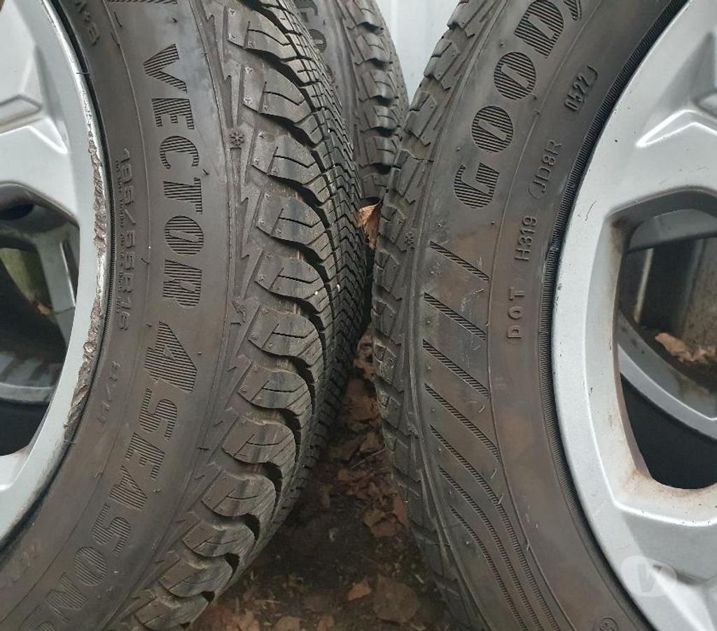 Pièces et services auto Loire St Etienne - Photos Vivastreet 4 roues neige alu Peugeot 208 en 195 55 16 87H Goodyear envo