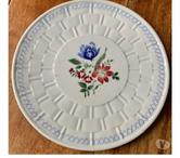 Un plat de service rond fleuries en céramique ( Française)