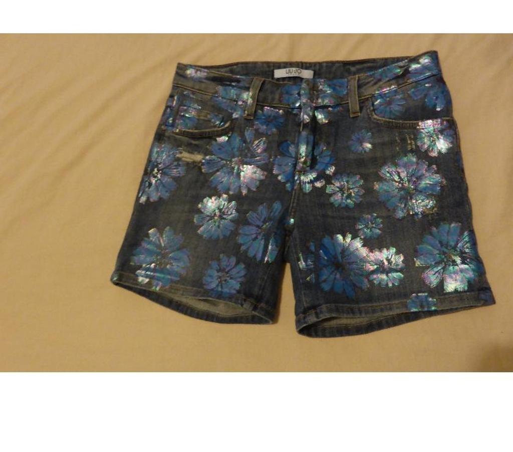 Vêtements occasion Var Rocbaron - 83136 - Photos Vivastreet magnifique short Liu jo T25 US soit T36 Neuf