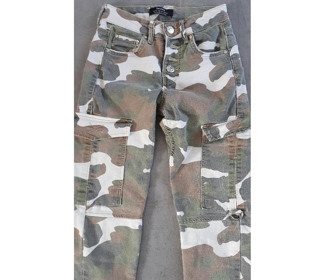 Vêtements occasion Marne Courcy - 51220 - Photos Vivastreet pantalon fille militaire 12 ans (EUR 34) bershka