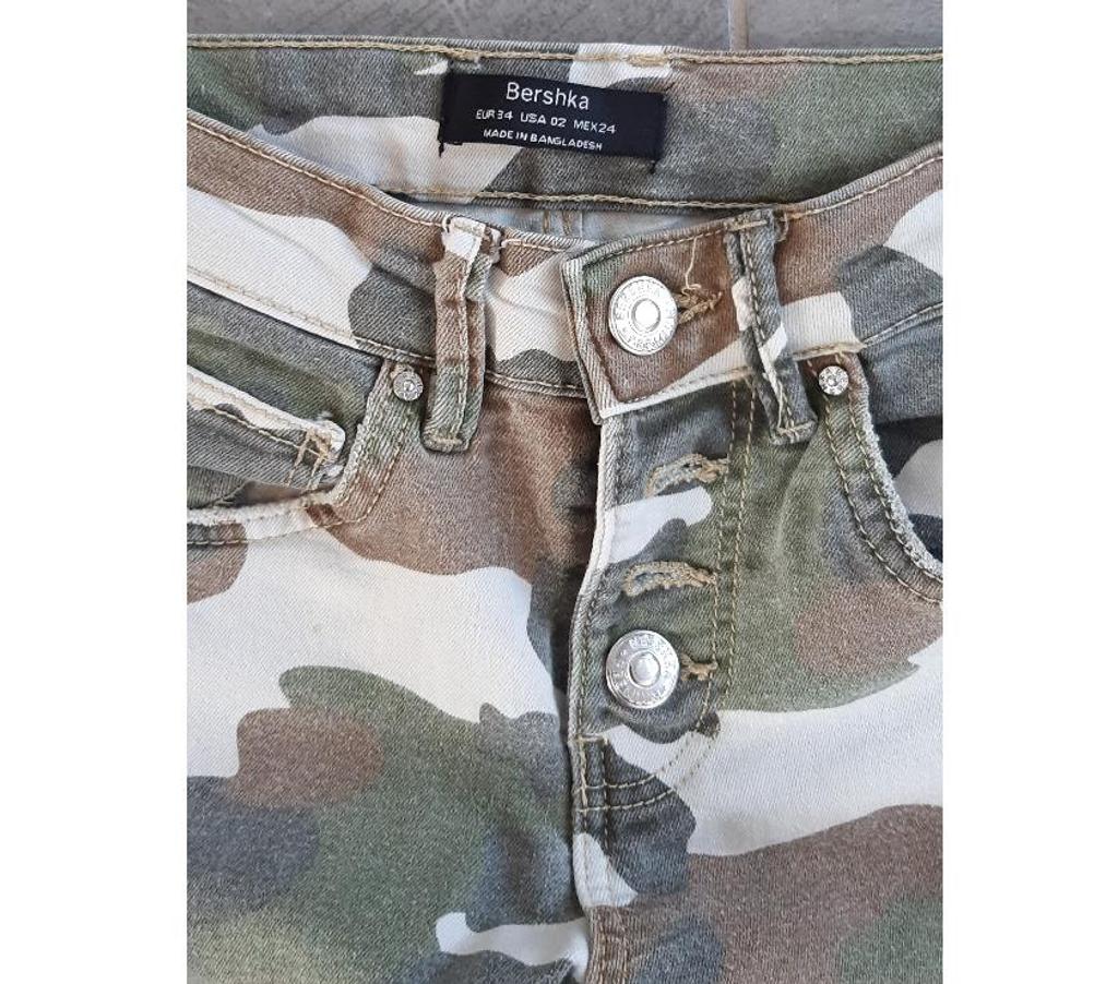 Vêtements occasion Marne Courcy - 51220 - Photos Vivastreet pantalon fille militaire 12 ans (EUR 34) bershka