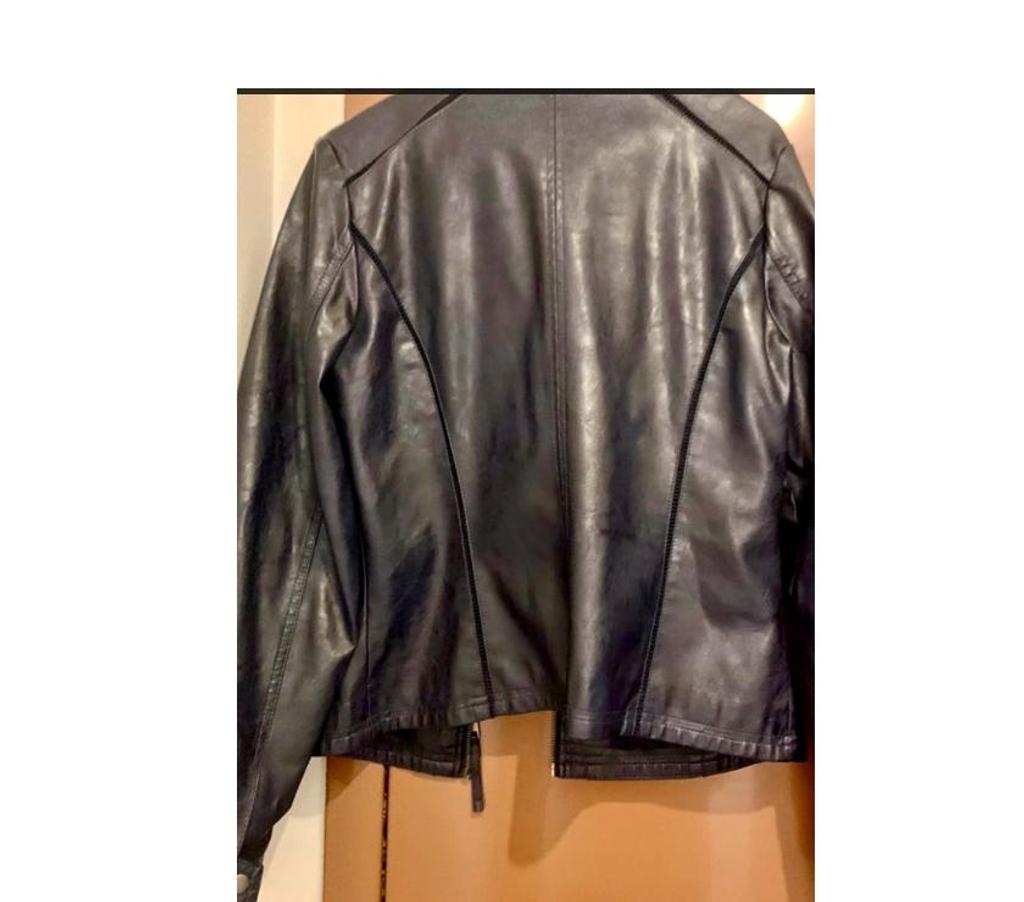 Vêtements occasion Val-de-Marne Villejuif - 94800 - Photos Vivastreet Un blouson -veste en cuir noir d’occasion en bon état