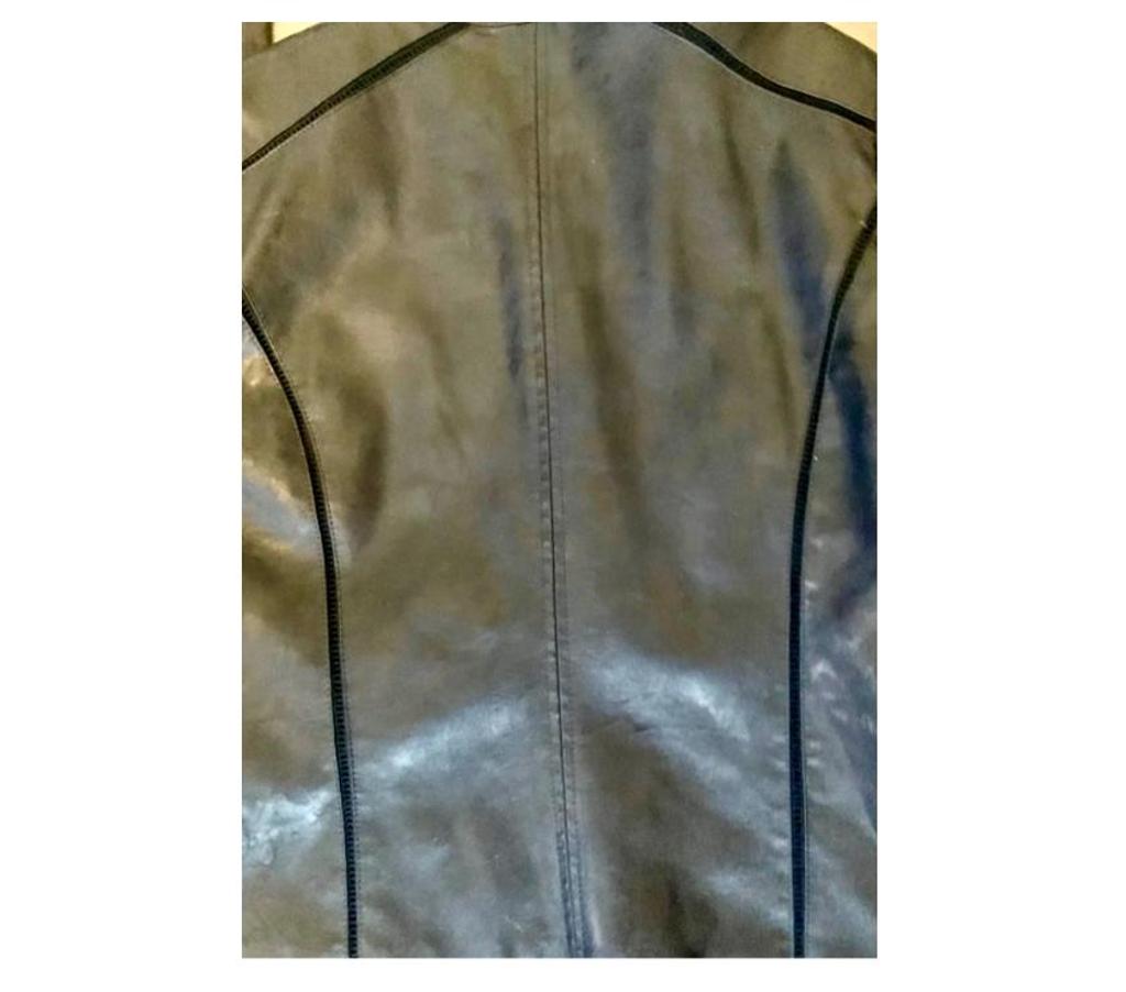 Vêtements occasion Val-de-Marne Villejuif - 94800 - Photos Vivastreet Un blouson -veste en cuir noir d’occasion en bon état